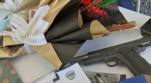 情人节花束藏手枪? 菲律宾男子涉非法贩卖枪支被捕-千博