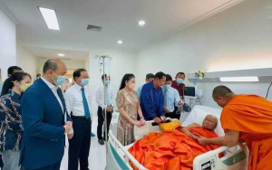 洪森夫妇探望年过九旬的柬埔寨“僧王”-千博