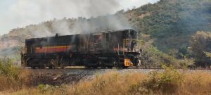 柬埔寨一运载燃料火车自燃，使用4车水救火！-千博