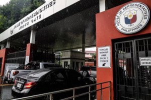 一波众议员在收到炸弹威胁后加强安保措施-千博