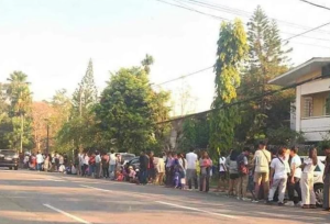 缅甸《兵役法》实施以来，每天有大量青年排队申请签证出国-千博