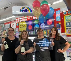 夫妇揽9430万巨奖不敢信 旺站爆32注头奖成打卡地-千博