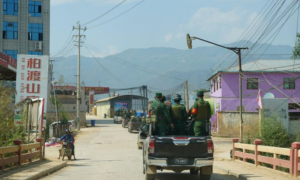 缅北老街居民称:他们言行不一,强行没收财产!一位缅族女子有家不能回,财物被一扫而空-千博