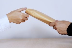 前中国足协主席因受贿数百万被判无期徒刑-千博