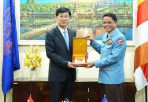 中国援柬逾400万美元排雷-千博