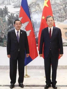 赵乐际会见柬埔寨国王顾问团主席洪森-千博