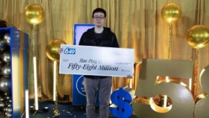 华裔小伙豪揽3亿巨奖引热议 露脸兑奖无需交税-千博