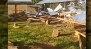 菲律宾该地发生龙卷风 数座房屋被催婚-千博