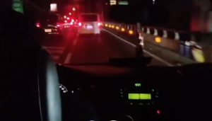 白色面包车涉违法运营加速逃逸-千博