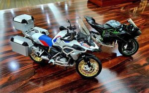 洪玛耐首相酷爱重型机车-千博