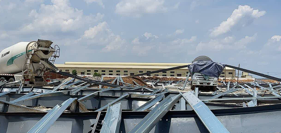 图片[4]-柬埔寨某在建工厂钢架被大风吹倒，致7人受伤！-千博