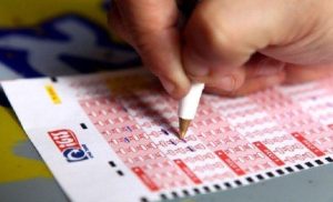 老奶奶中3千万买花园洋房圆梦：彩票让我重生-千博