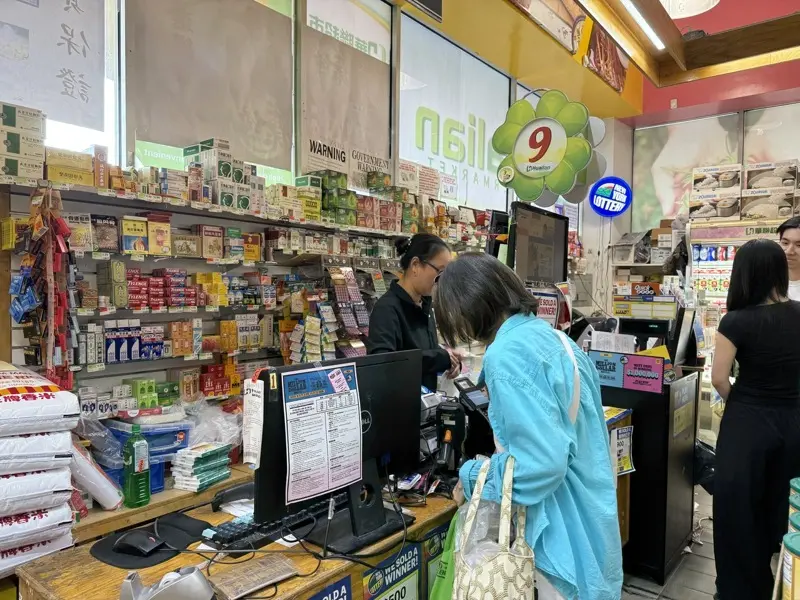 美国劲球头奖飙升至14亿元 法拉盛华联超市再掀购票热潮-千博